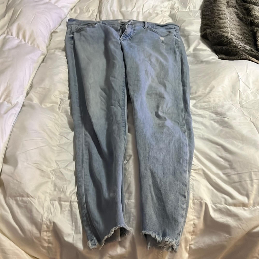 Soft Slim Pocket Chewed Hem Skinny Crop Jeans in Staple Light Indigo Wash